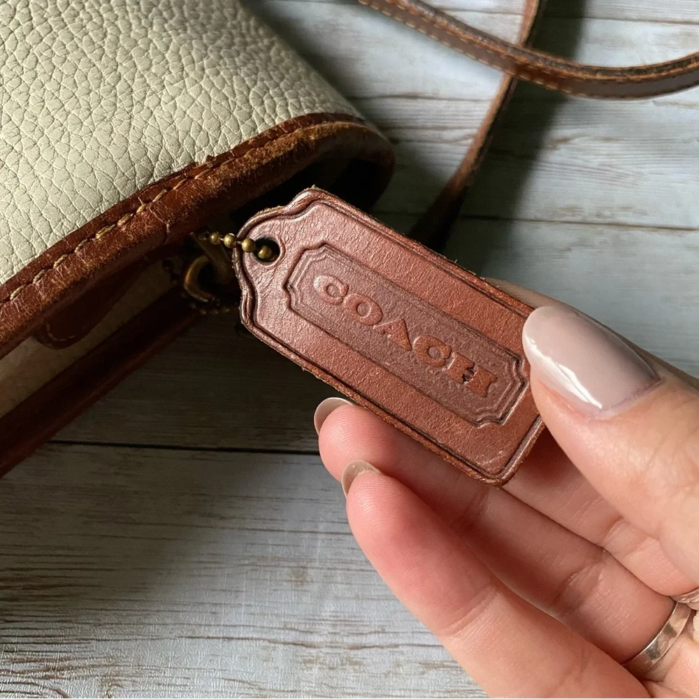 Authentic Vintage Coach 1980s White Leather Crossbody Bag - Picture 9 of 14